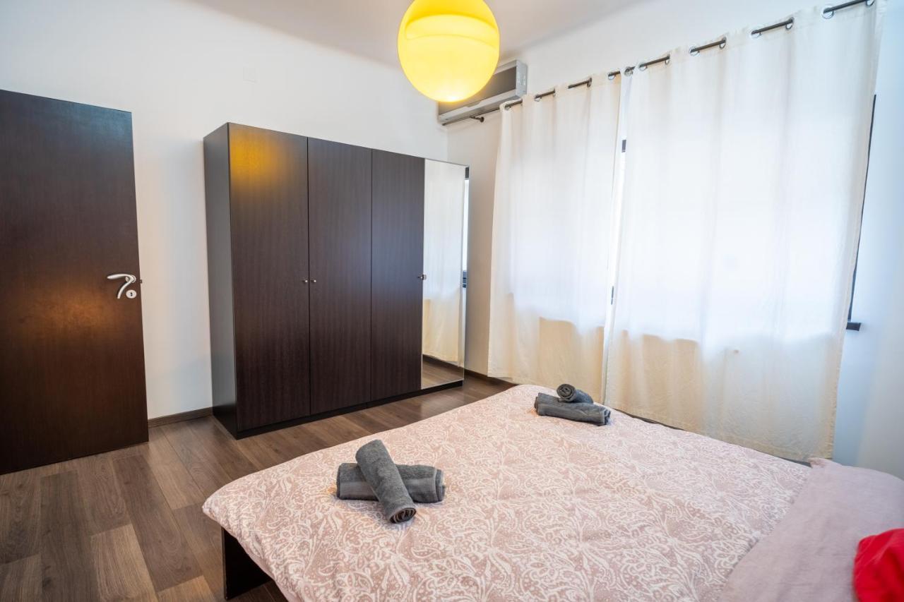 Apartment Cozy & Spacious Flat Near Victoriei Square *