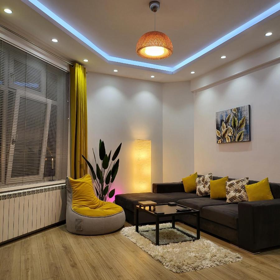 Apartment Color Corneliu Coposu 1a Street *