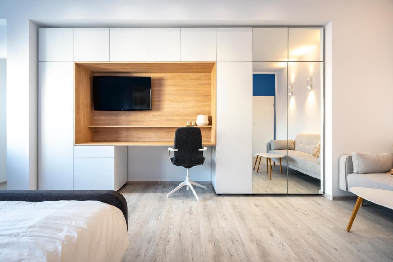 Blue Design In Magheru Apartment