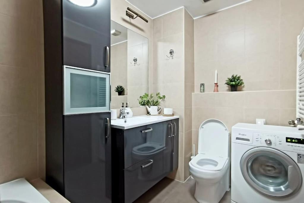 Apartment Cosy Boutique 61 Sqm - Private Parking - Ten Blocks *