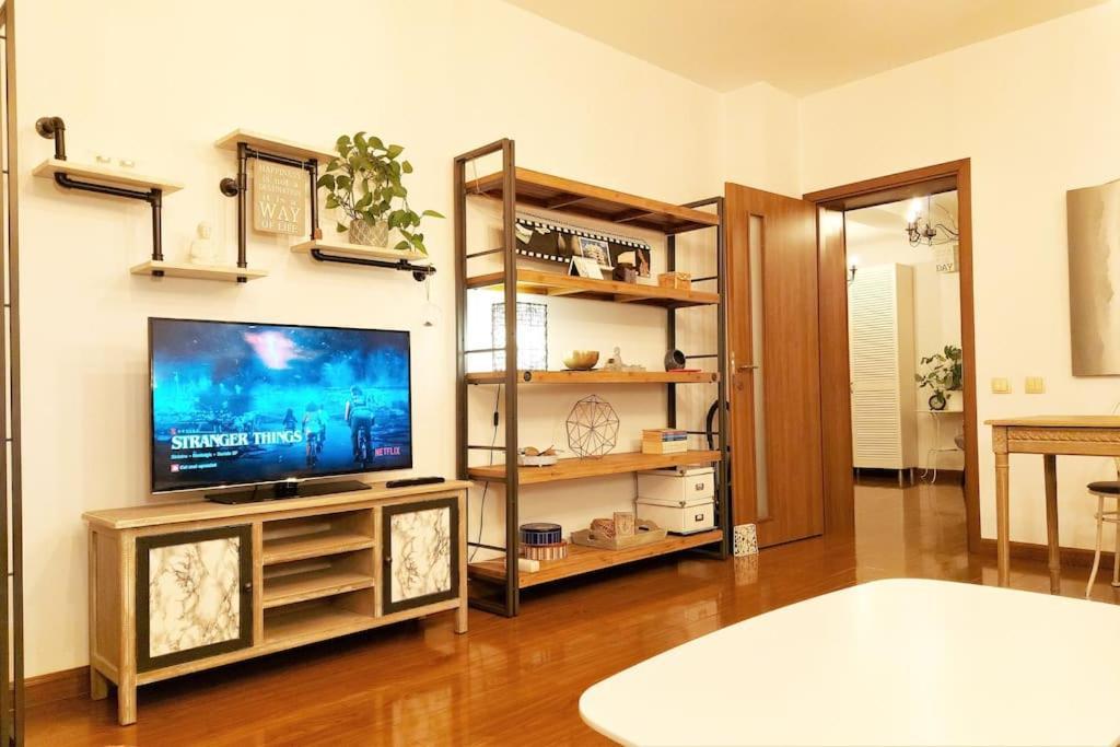 Cosy Boutique 61 Sqm - Private Parking - Ten Blocks Apartment Bucharest