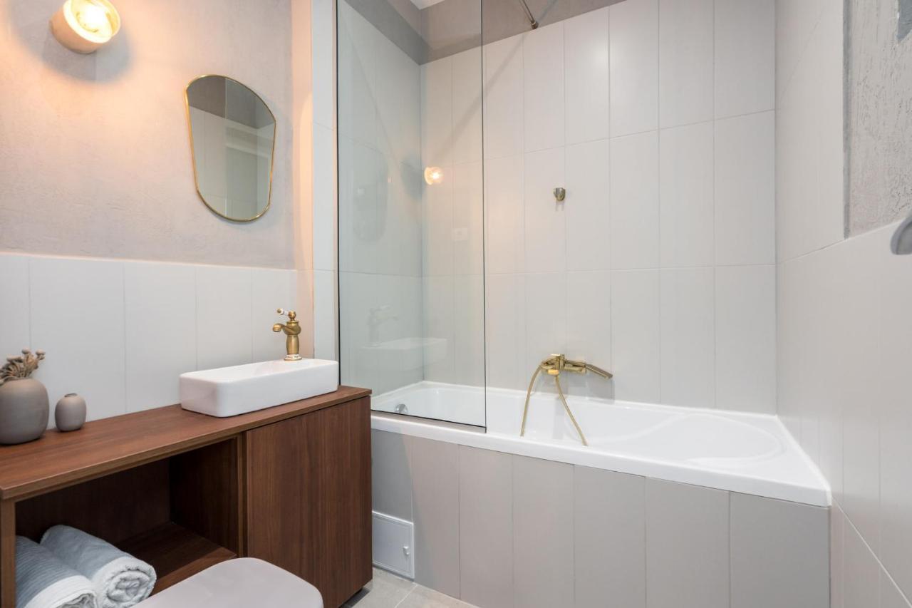 Crystal 3bdr In Center Apartament