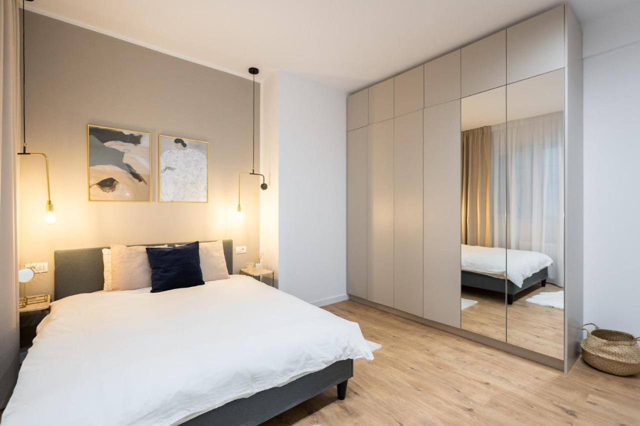 Crystal 3bdr In Center Apartament