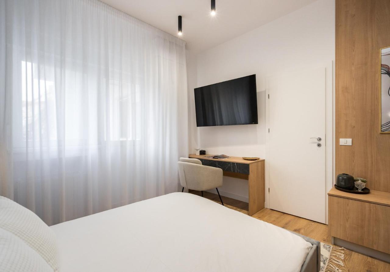 Crystal 3bdr In Center Apartment