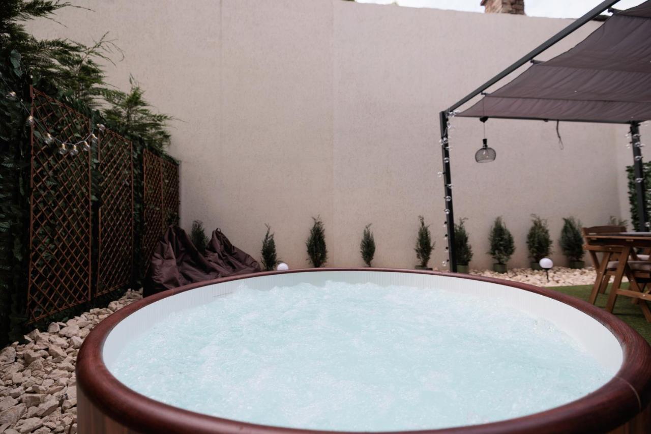 Downtown Hidden Garden With Jacuzzi In Bucharest