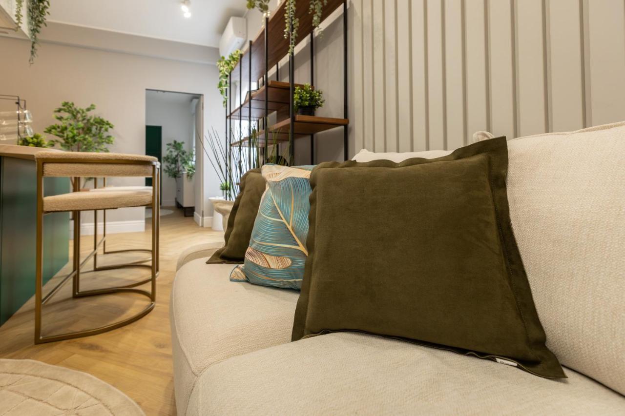 Old Town Emerald - Chic 1br With Balcony Apartament