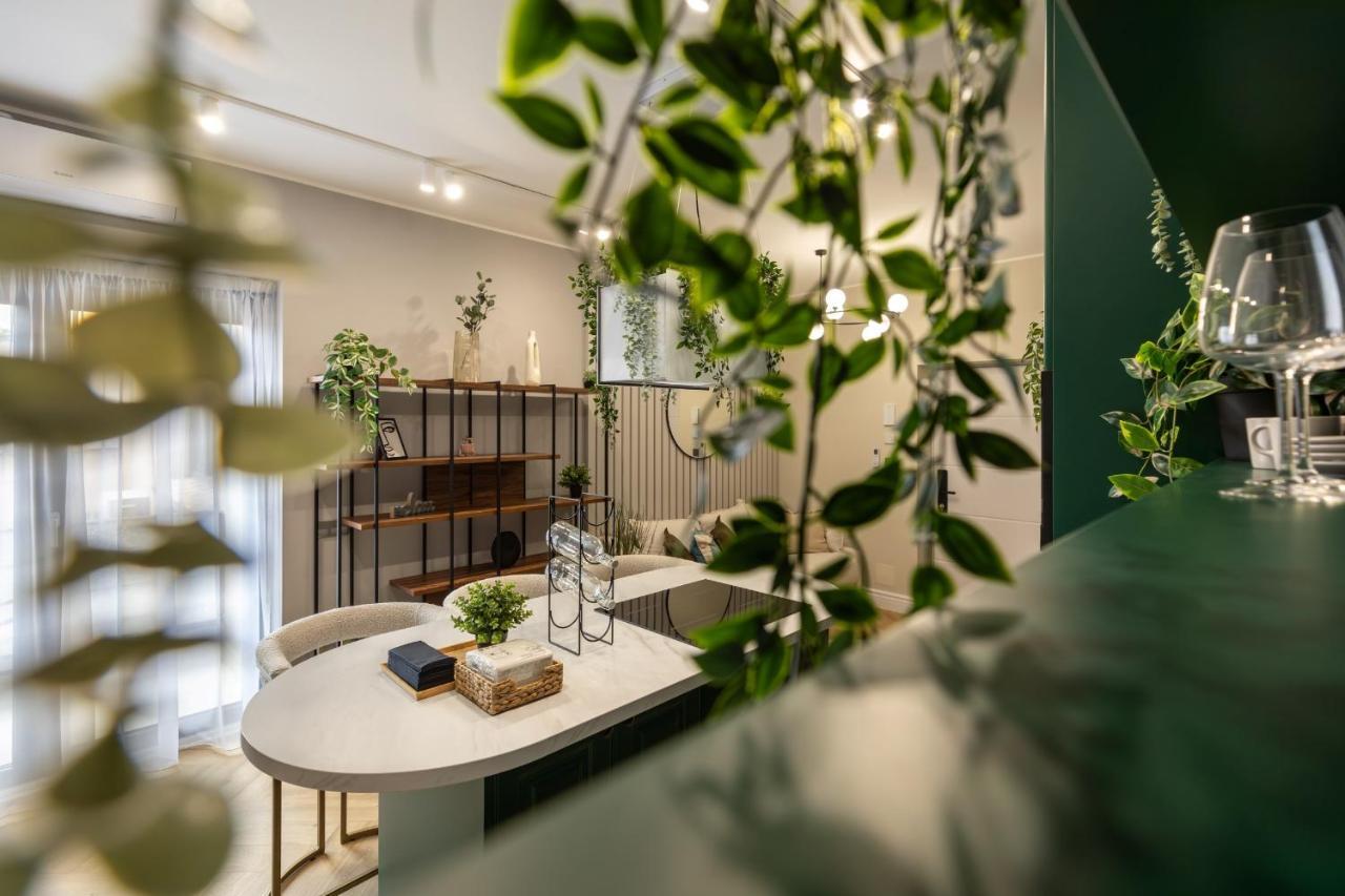 Old Town Emerald - Chic 1br With Balcony Apartament