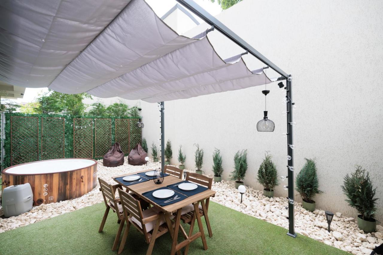 Apartment Downtown Hidden Garden With Jacuzzi In *