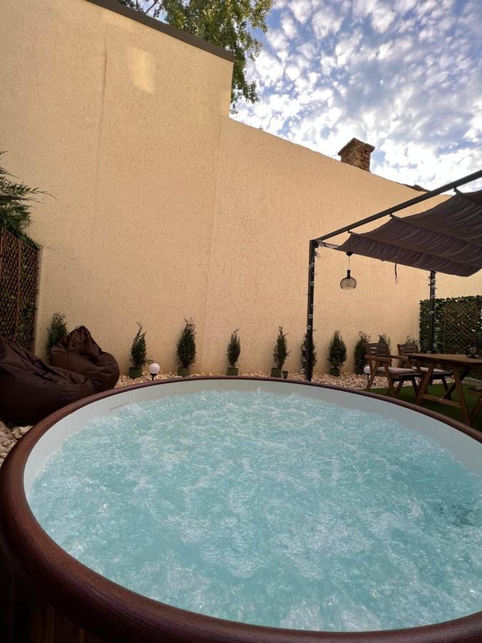 Downtown Hidden Garden With Jacuzzi In Apartment
