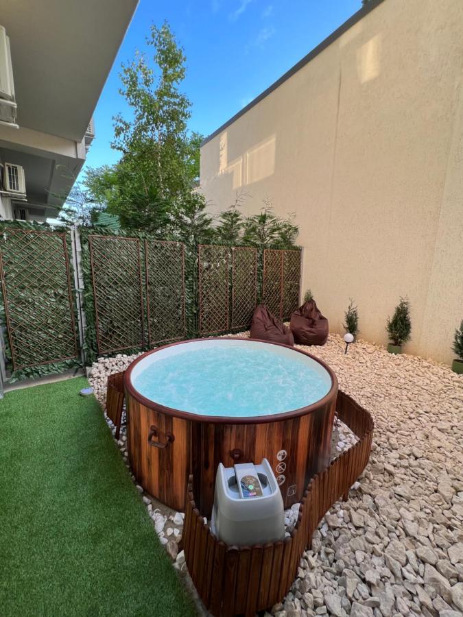 Downtown Hidden Garden With Jacuzzi In