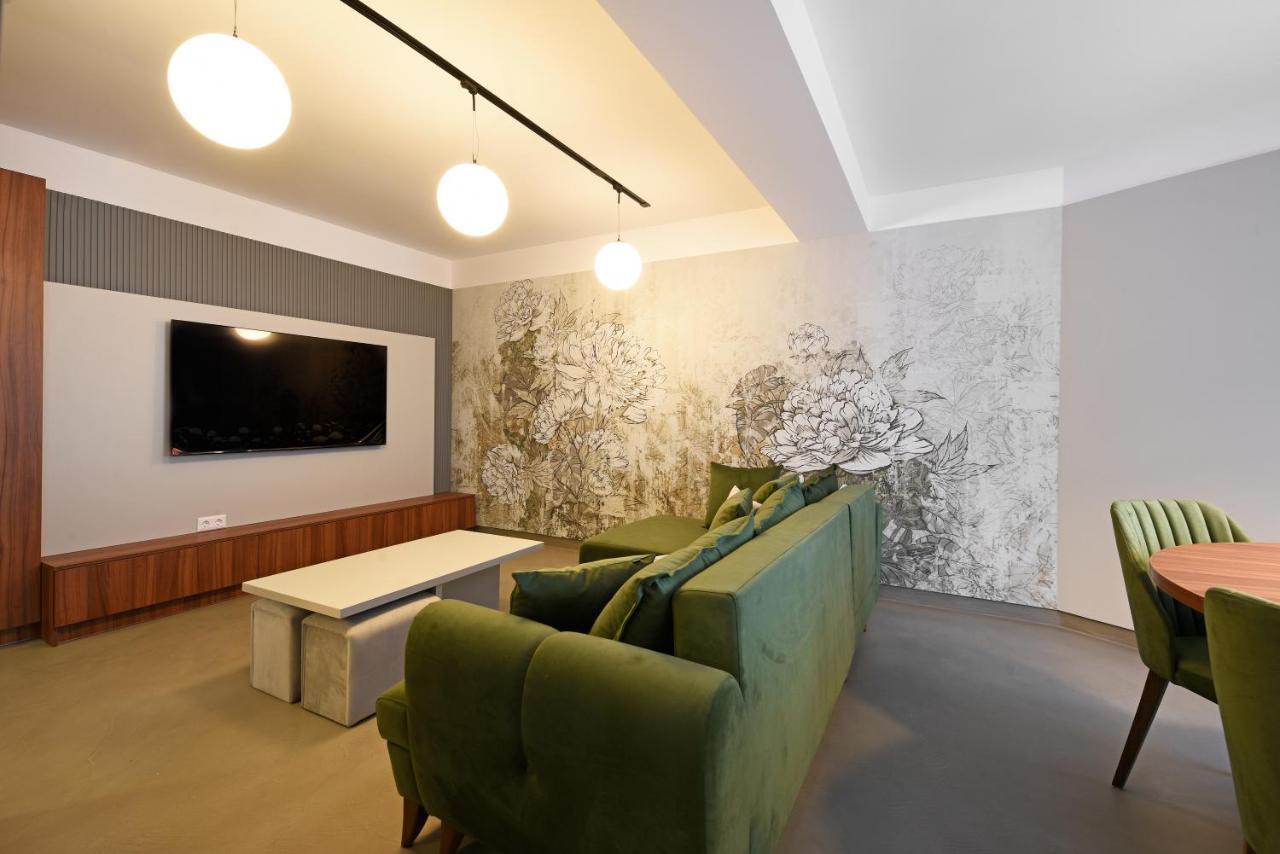 Suspended Gardens Apartment *