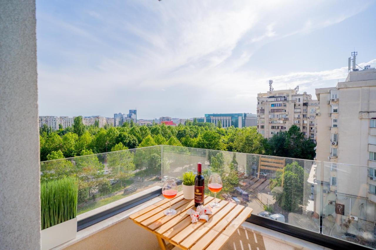 Union Plaza - Balcony Delight In Center Apartment