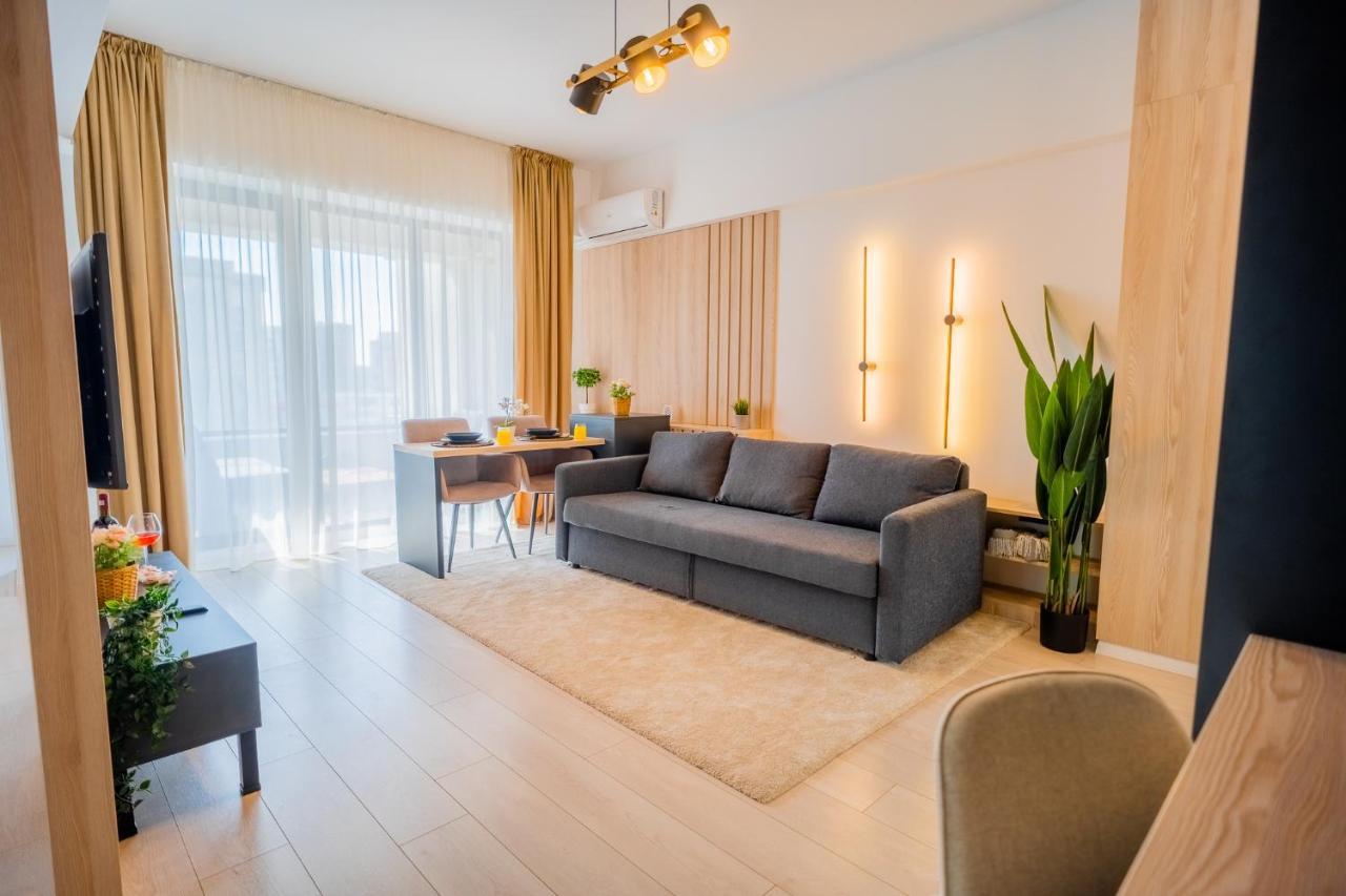 Union Plaza - Balcony Delight In Center Apartment *