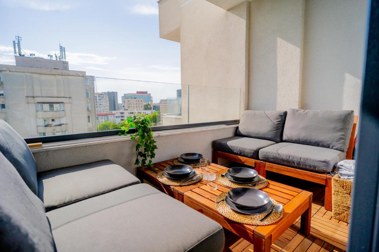 Union Plaza - Balcony Delight In Center Apartment