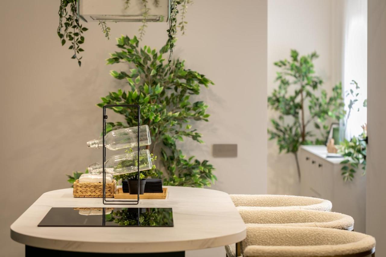Apartament Old Town Emerald - Chic 1br With Balcony