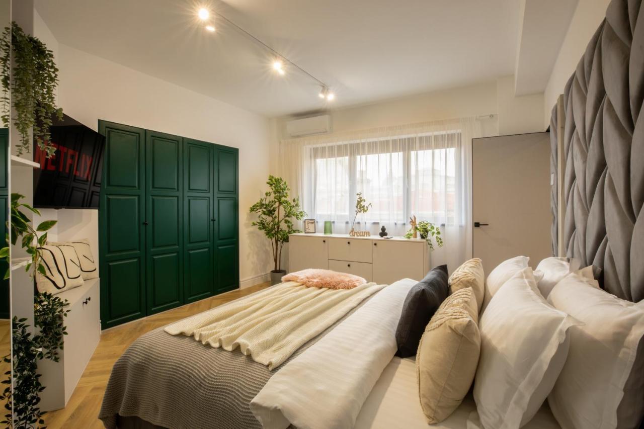 Old Town Emerald - Chic 1br With Balcony Apartament