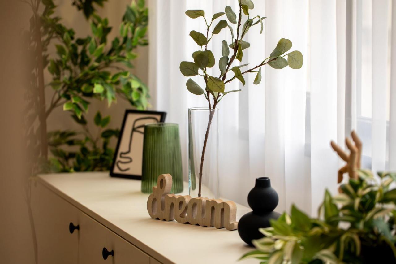 Apartament Old Town Emerald - Chic 1br With Balcony *