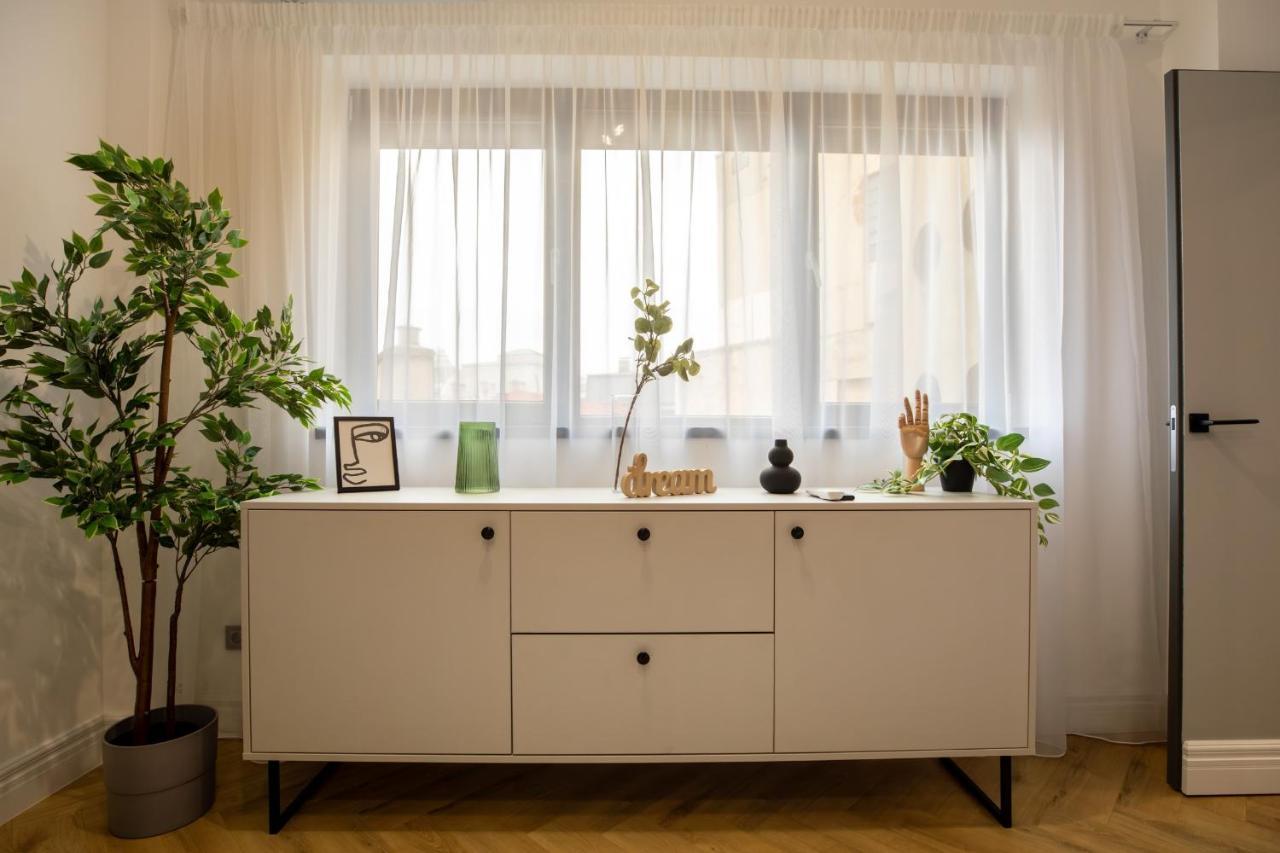 Apartament Old Town Emerald - Chic 1br With Balcony *