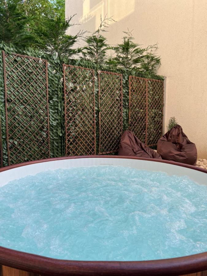 Downtown Hidden Garden With Jacuzzi In Apartment Bucharest