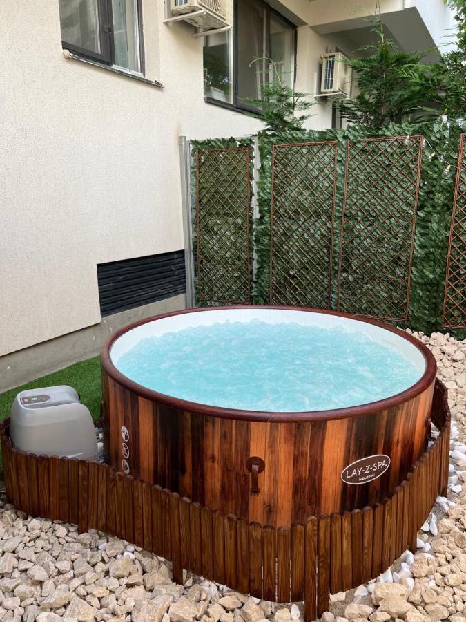 Apartment Downtown Hidden Garden With Jacuzzi In Bucharest