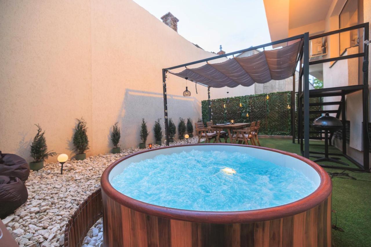 Downtown Hidden Garden With Jacuzzi In