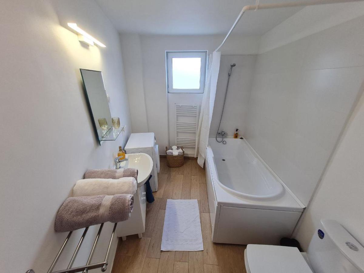 Full Service Super-central 3br & Balcony By Bucharent Apartament *