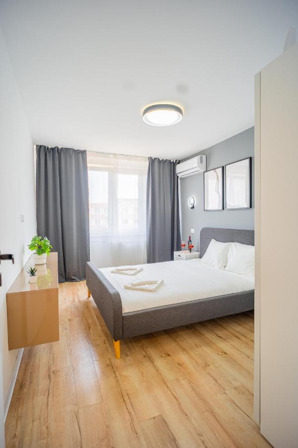 Refreshingly Chic: Newly Renovated 2br
