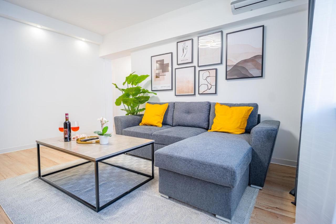 Refreshingly Chic: Newly Renovated 2br