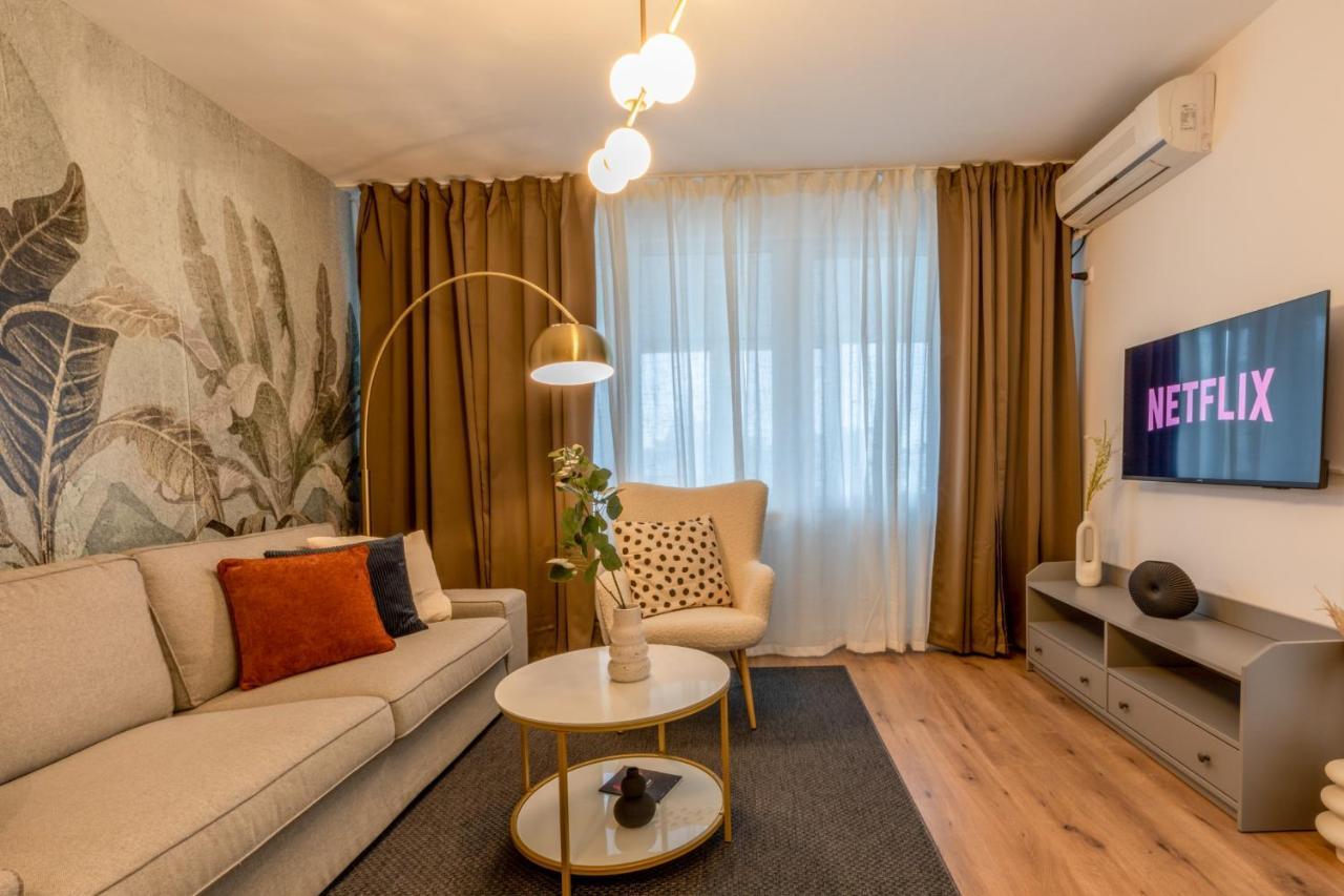 Urban Haven: 2br In Center Apartment Bucharest