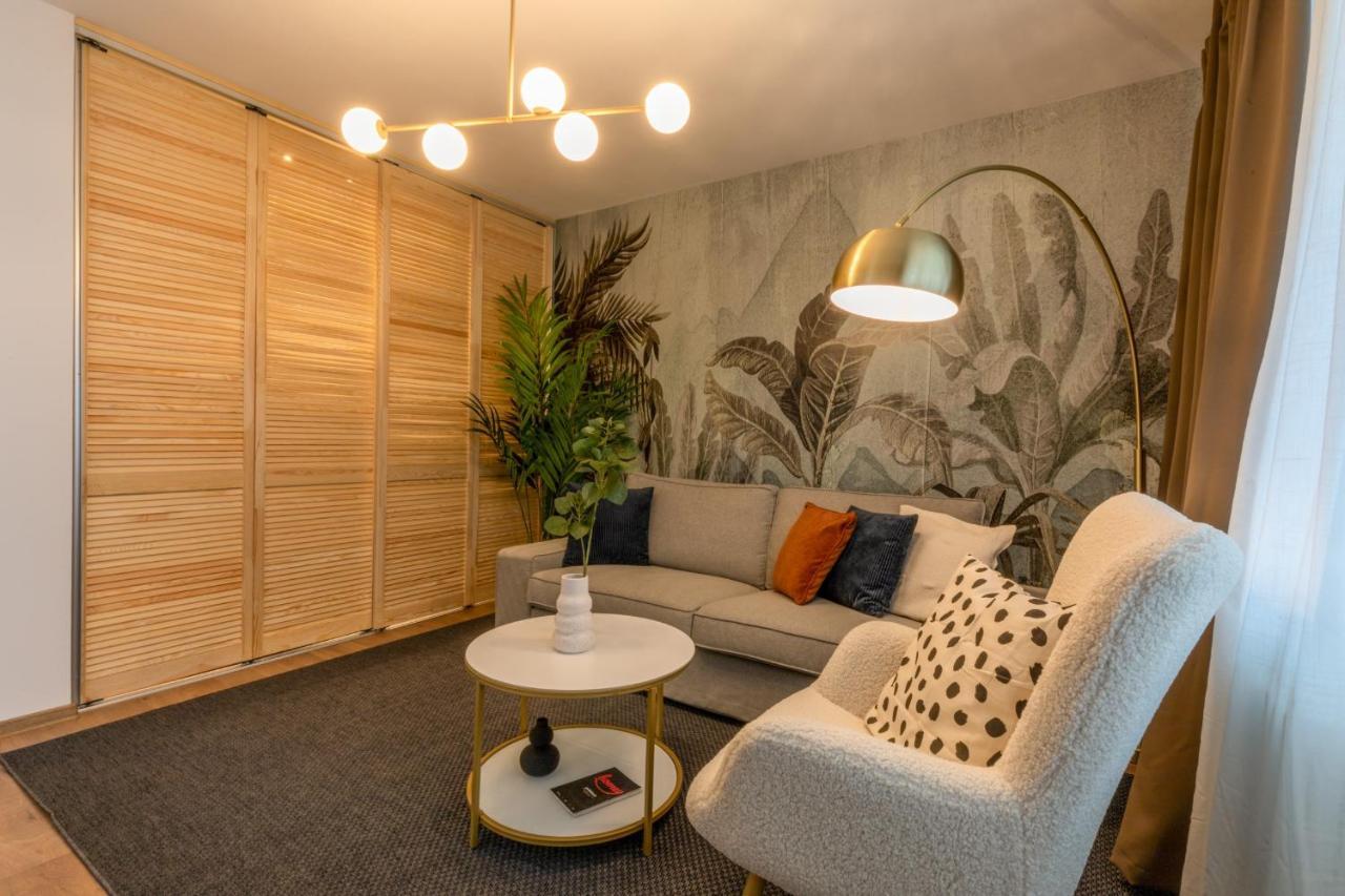 Urban Haven: 2br In Center Apartment *