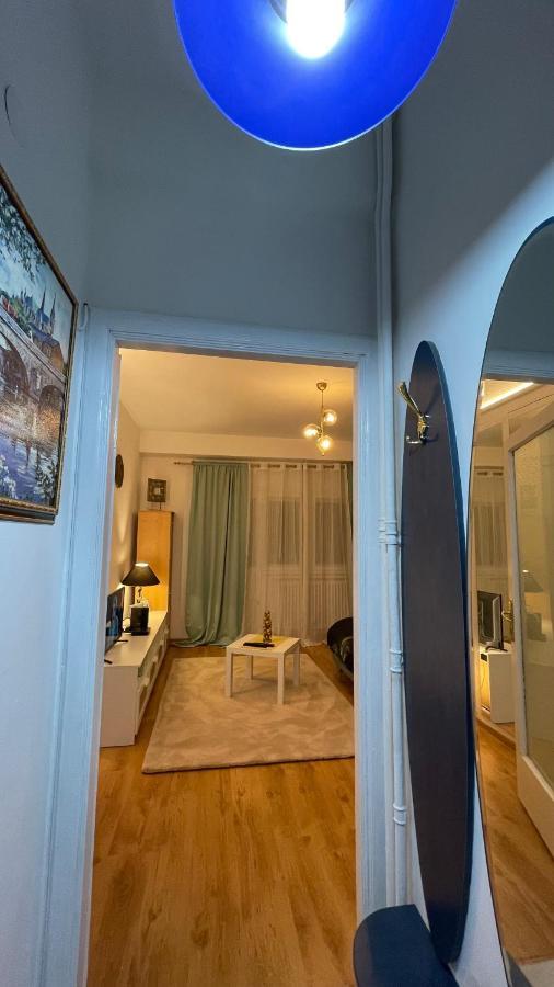 Apartment Mirror Chic. *