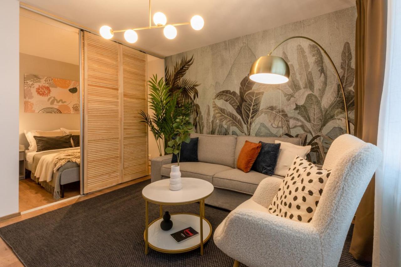 Urban Haven: 2br In Center Apartment