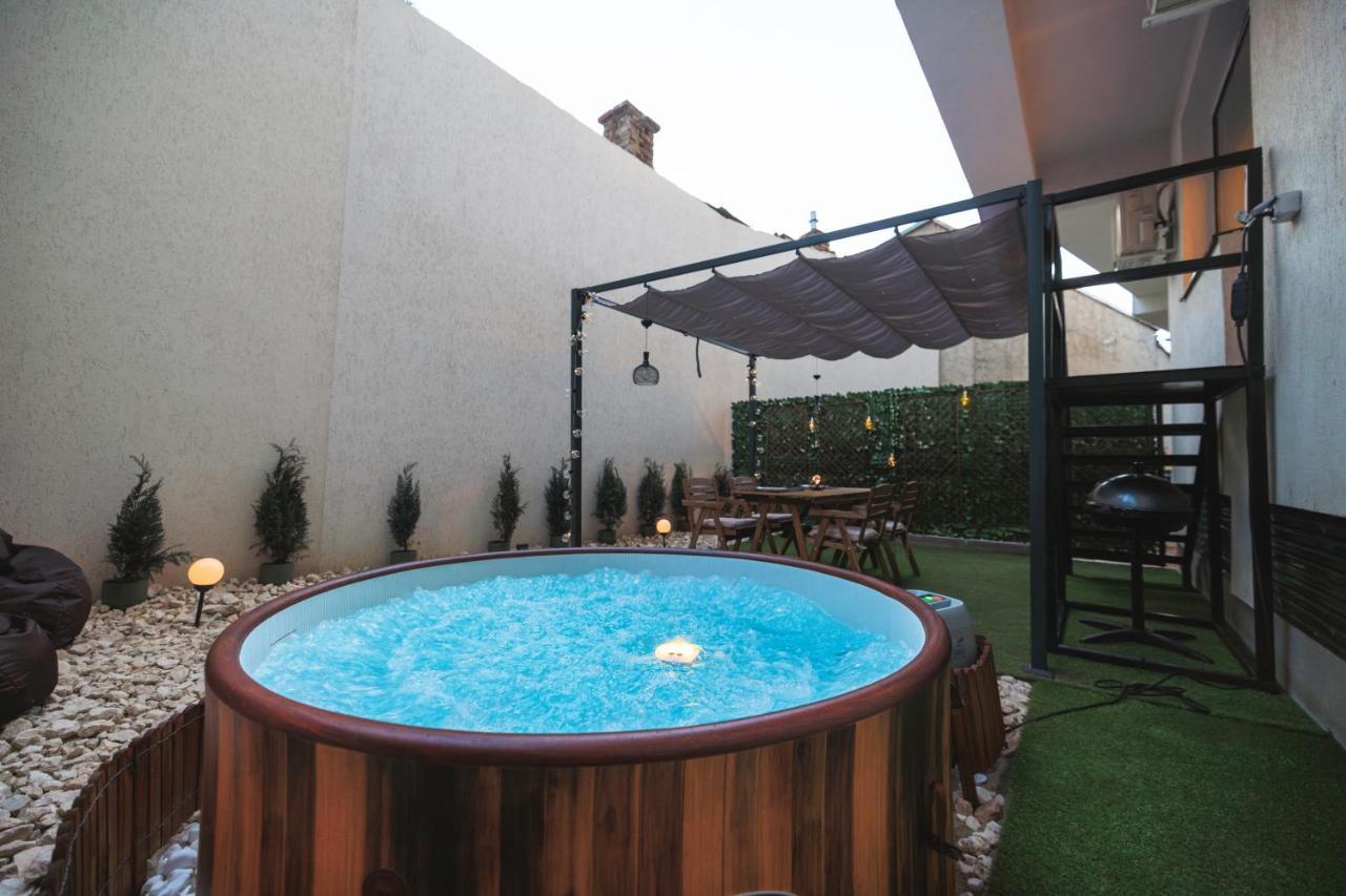 Downtown Hidden Garden With Jacuzzi In