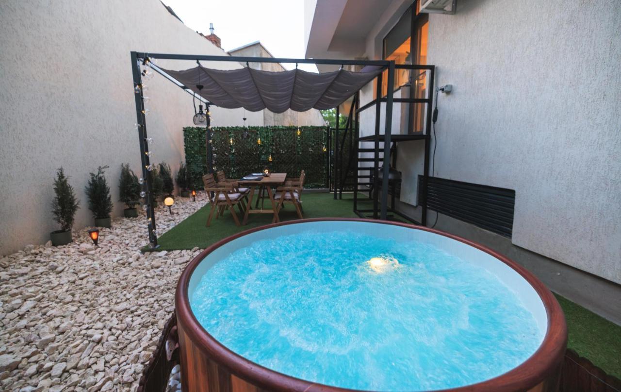 Apartment Downtown Hidden Garden With Jacuzzi In