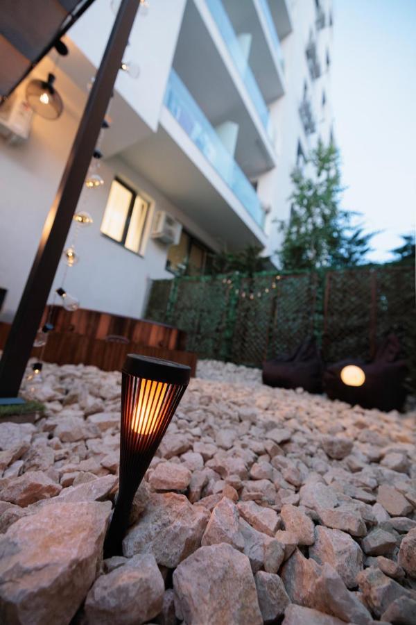 Downtown Hidden Garden With Jacuzzi In Apartment Bucharest