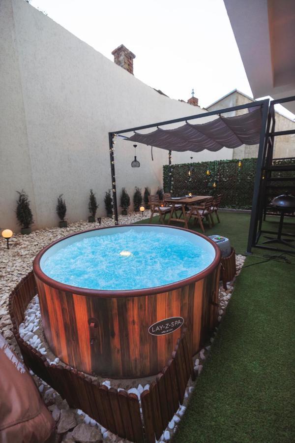 Downtown Hidden Garden With Jacuzzi In Apartment