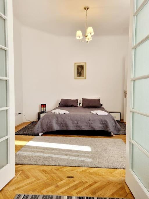 Cozy Near Center *