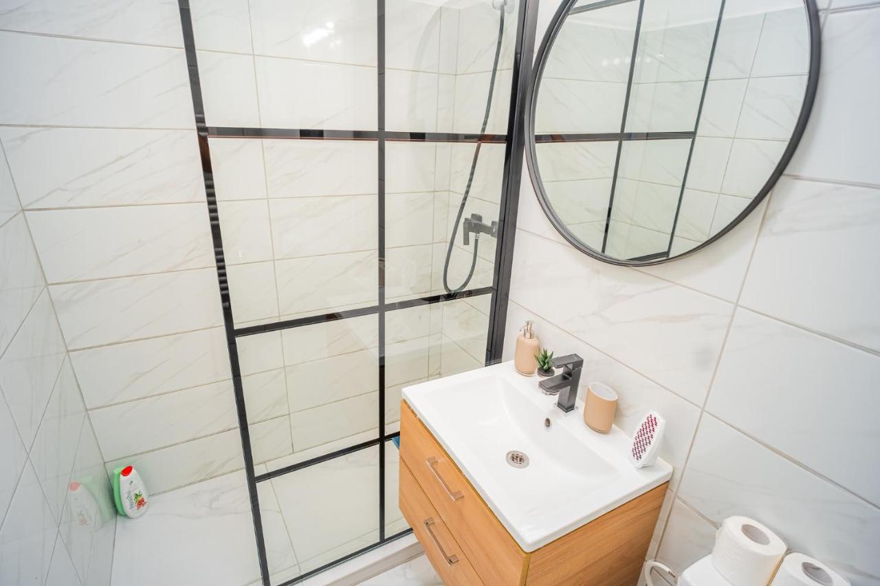 Refreshingly Chic: Newly Renovated 2br Apartment Bucharest