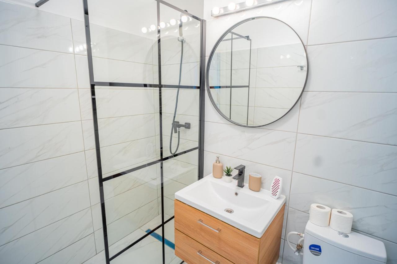 Refreshingly Chic: Newly Renovated 2br