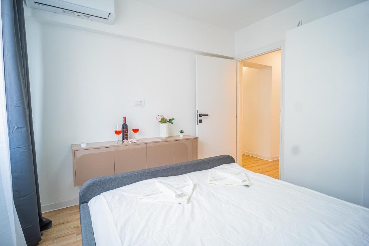 Apartment Refreshingly Chic: Newly Renovated 2br Bucharest