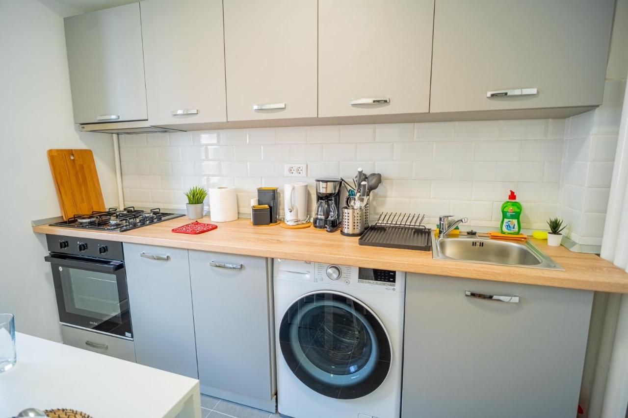Refreshingly Chic: Newly Renovated 2br * Bucharest