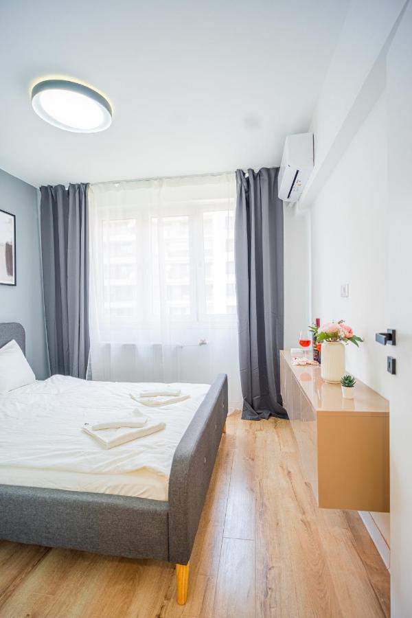 Refreshingly Chic: Newly Renovated 2br