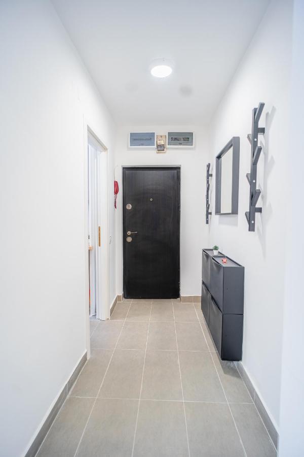 Refreshingly Chic: Newly Renovated 2br Bucharest