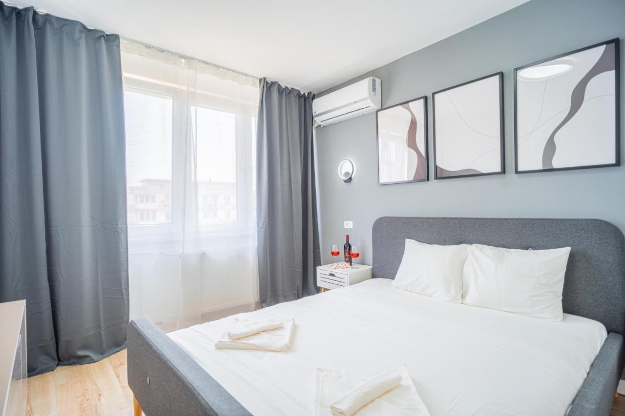 Refreshingly Chic: Newly Renovated 2br Bucharest