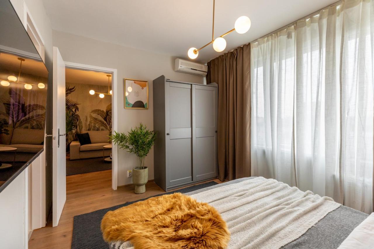 Urban Haven: 2br In Center