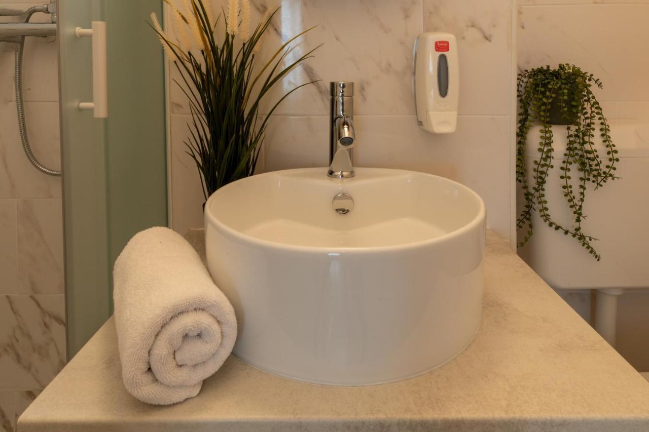 Urban Haven: 2br In Center Apartment