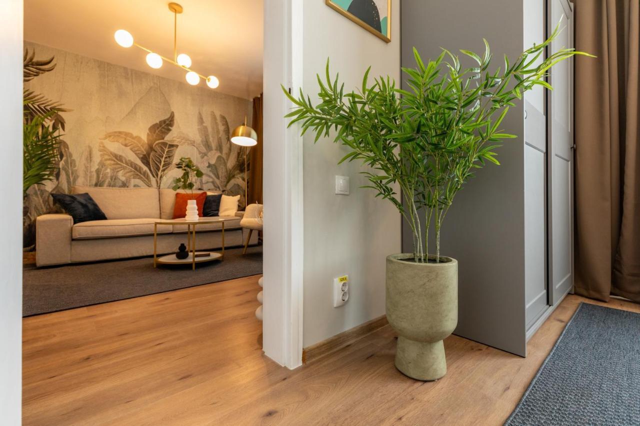 Urban Haven: 2br In Center Apartment Bucharest