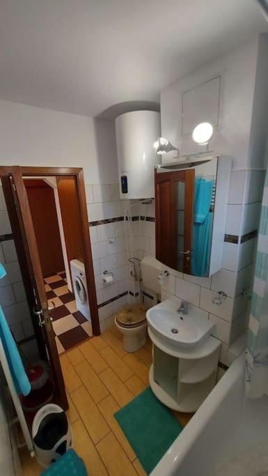 Cosy Close To Center With Parking Lot *