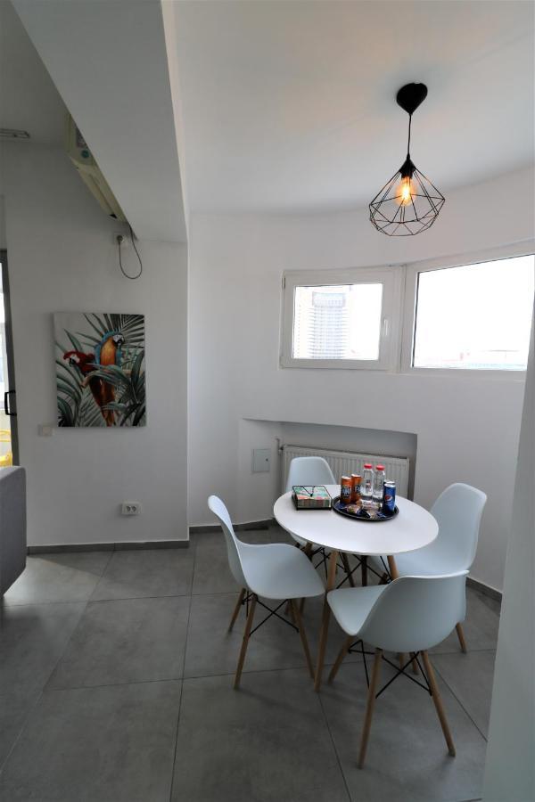Serenity Heights Apartment: A Panoramic Haven Near Old Town - Free Minibar Bucharest