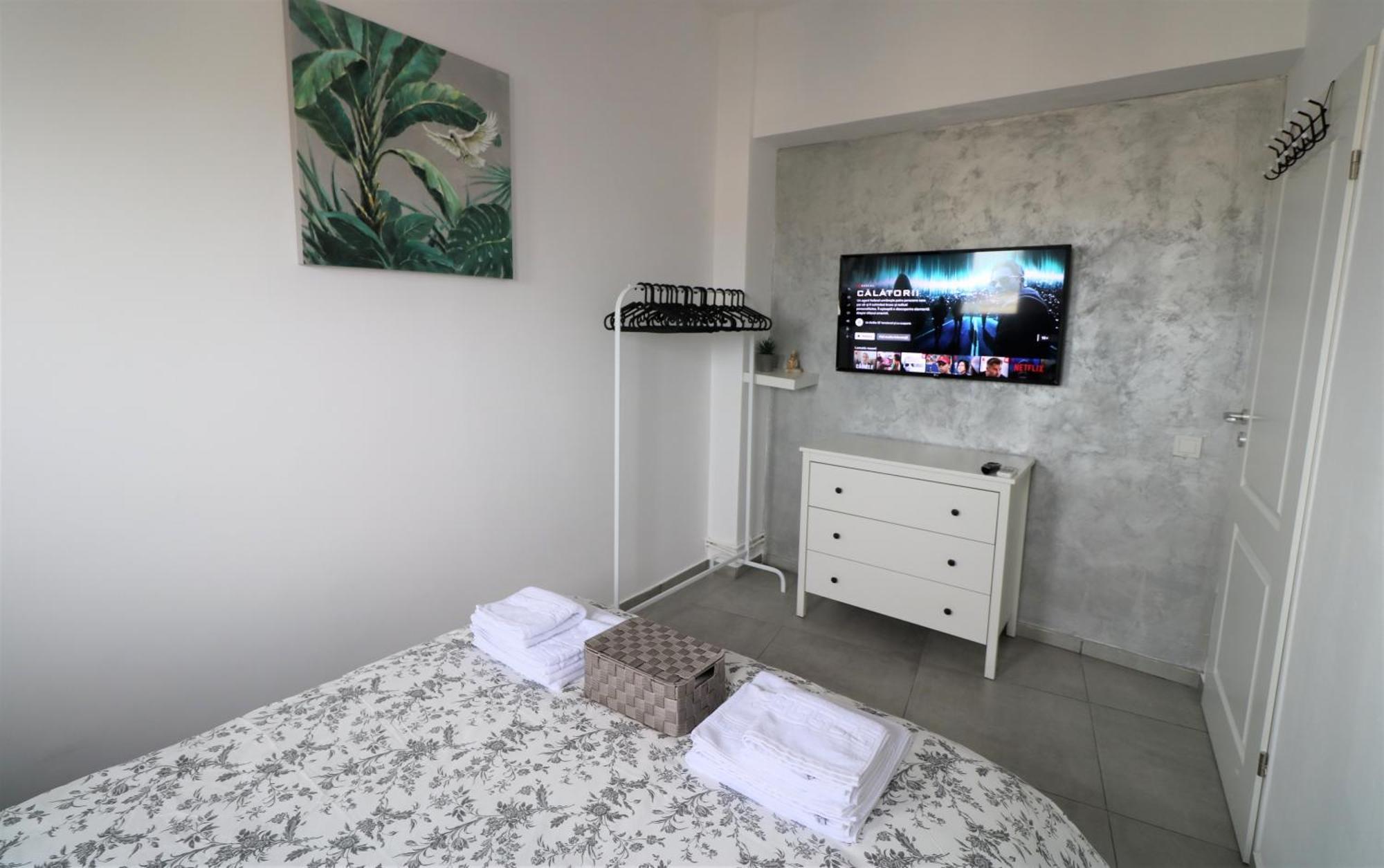 Serenity Heights Apartment: A Panoramic Haven Near Old Town - Free Minibar